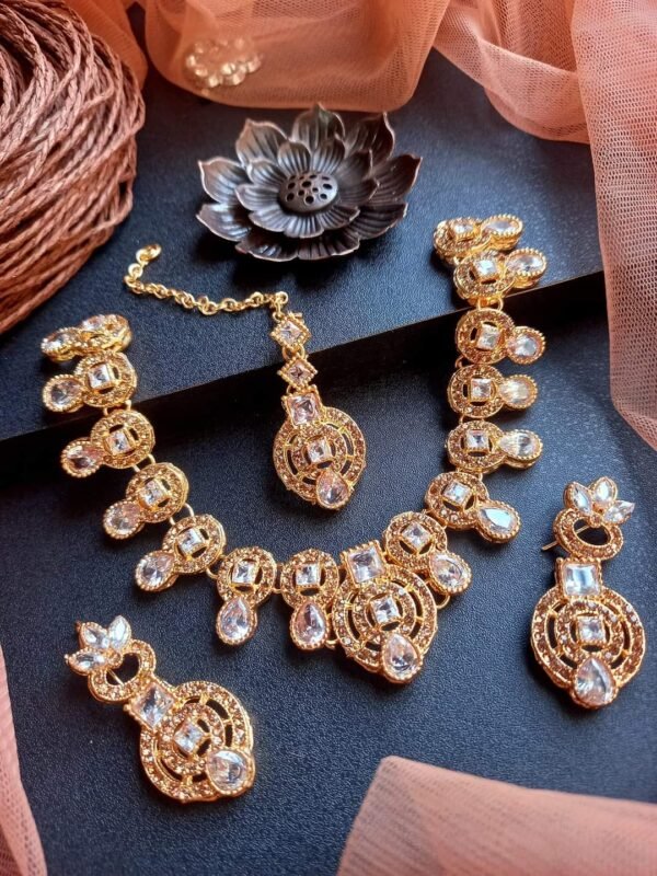 Necklace set with earrings and tikka - Image 3