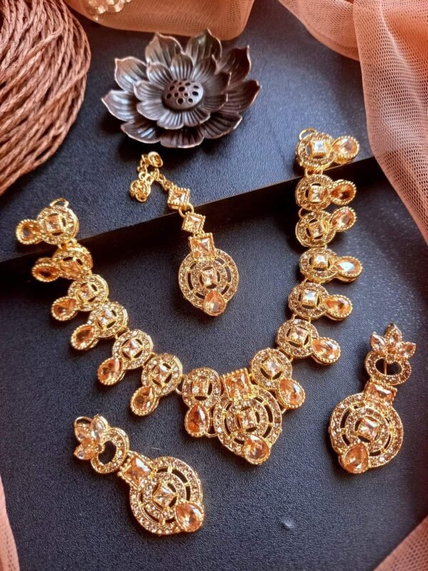 Necklace set with earrings and tikka - Image 5