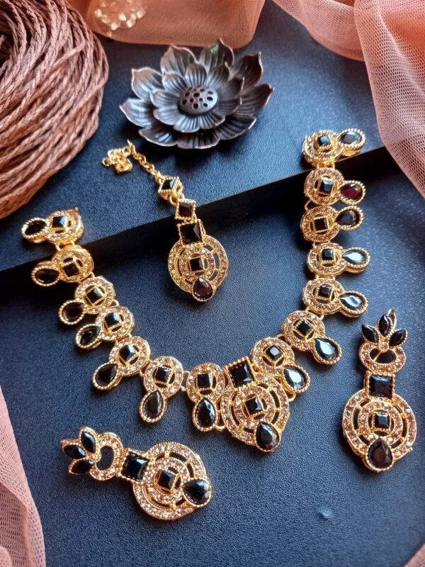Necklace set with earrings and tikka - Image 4