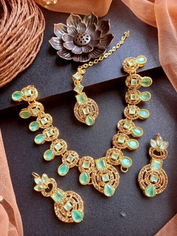 Necklace set with earrings and tikka - Image 2